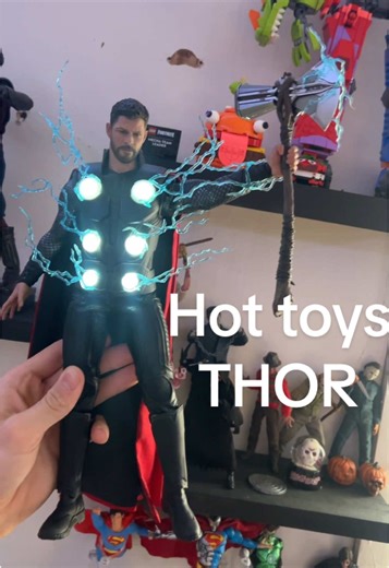 Hot Toys Thor Posing in Infinity War