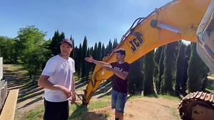 Un increíble día con mi amigo Tom Pagès Motos, coches.. Un paraíso.. y sobre todo mucha admiración por este crack, que tiene en sí propia casa, todo lo necesario para ser uno de los mejores pilotos de la historia del FreeStyle. Gracias también @tnuty por todo! 🤟🏼🔥 | Carlos Coloma Nicolas