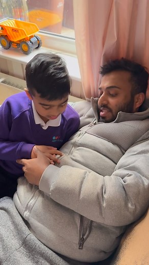 368K views · 10K reactions | Theri vilikukayo vettil ninnum ezhunettu odukayo cheyyruth  ee pravshyam shamikanam 殺殺 #kaippans #couplegoals #ownvoice #songs #positivevibes #husbandandwife #familytime | Kaippans official | Facebook