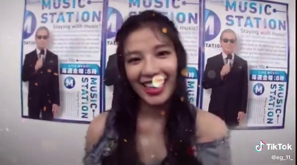 eガールズの可愛い衣装と自己紹介