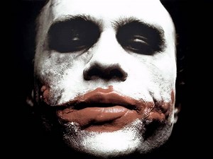 Woher hat der Joker seine Narben in „The Dark Knight“?