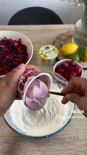 MARJATRIFLE 🍓🫐 ”Marja-kermakakku” -kulhossa AINEKSET: 2 kpl / 350 g kpl kaupan valmista sitruunakuivakkakkua 300 g pensasmustikoita 300 g vadelmia 300 g mansikoita 4 dl kuohukermaa 1,5 rkl tomusokeria 1 pkt Valion maustettu rahka (kirsikka) 1 pkt Valion maustettu rahka (sitruuna) 1 appelsiininmehu 100 g mansikoita puolitettuna päälle Ainekset voi puolittaa jos haluaa tehdä pienemmän satsin, mut kannattaa tehdä isompi satsi koska tää menee heti! #leivontatiktok#leivonta#fyp#foryou#foryoupage#fy
