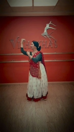 2.7M views · 35K reactions | Aaj ki Paathshala – Wedding Series Who says moms can’t steal the dance floor? #weddinginspo #ShaadiSeason #mom #vishakhasdance | Vishakha's : A Dance and Music Training Institute | Facebook
