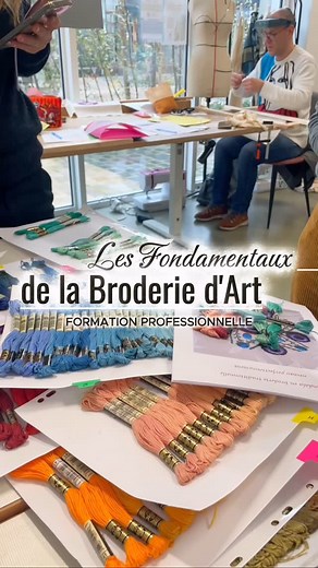 On démarre bientôt 📌 Nouvelle édition des Fondamentaux de la Broderie d’Art – rentrée 2025 ✨ La formation Les Fondamentaux de la Broderie d’Art revient en septembre avec un tout nouveau programme ! On l’a repensée pour vous offrir plus de liberté créative, plus d’exercices techniques concrets, et surtout, plus de place pour que vous puissiez créer vos propres motifs. Vous apprendrez à maîtriser les points de base à l’aiguille et au crochet de Lunéville, à broder des volumes, des textures, des p