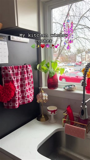 Always dreamed of a kitchen window over the sink 🌿☀️♥️ Now I style it for every season - towels, soap, sponge, all of it ✨ Do you have a window over your sink? 👇🏻 #kitchendecor #kitchenwindow #seasonaldecor #dreamkitchen #cozyhome