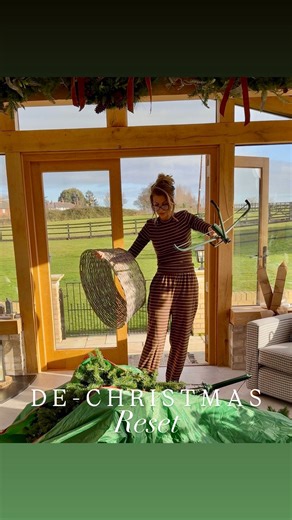 Sophie Hinchliffe on Instagram: "Hello 2026! Let’s start the year off with a “De-Christmas with me” shall we! (I want to get things feeling clean and ready for some new home range pieces to go on show 😉🙊) Happy New Year Everyone , I hope 2026 is bloody amazing for you all ❤️🫶🏼 xx —— {ad This reel features items from my Mrs Hinch collections}"
