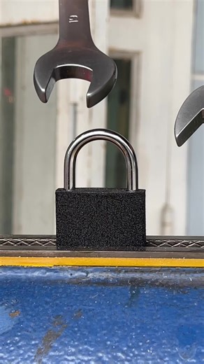 A simple way to open a lock. #tips