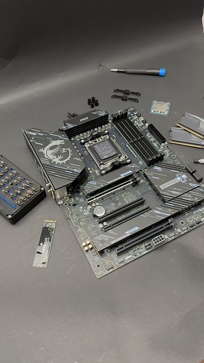 @overclocking_com on Instagram: "FIni les #unboxing de Lorax, on passe au montage de la carte mère de la configuration de Vertex pour la #tweakleague ! Materiel.net CORSAIR Corsair France MSI Gaming #PC #hardware"