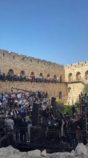 Hundreds of Christians worship God at the Tower of David in Jerusalem. | Hananya Naftali