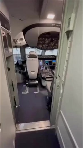 10K views · 168 reactions | The #boeing787 ️ flight deck! Ever wondered how #pilots ‍✈️ get in their chairs? This is how. Not all #aircraft have electric seats but use manual adjustments. #aviation #cockpit | Aero Insights | Facebook