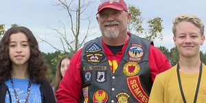 Beirut Bombing veterans tie memorial ribbons with students