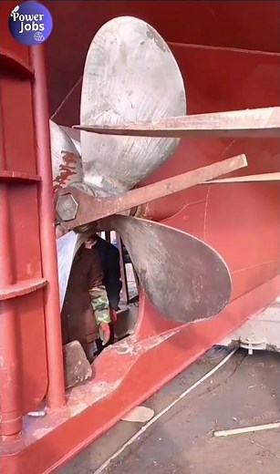 🚜 Excavator Assists in Boat Propeller Repair – Smart Dock Work!