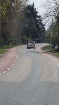 طريق فردي اتجاهين سيارات و دراجات هديه لعمو كامل الوزير A single-lane , two-way for cars and bikes