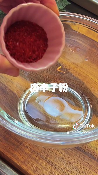 韓国家庭料理鯖の煮付け고등어조림 分量 鯖切り身 大2枚 ⭐︎醤油 大3 (醤油と昆布だし醤油を入れても美味しい) ⭐︎コチュジャン 大1 ⭐︎味噌 大1 ⭐︎料理酒 大1 ⭐︎生姜すりおろし 小さじ1 ⭐︎ニンニクすりおろし 大1 ⭐︎唐辛子粉 大1 ⭐︎砂糖 大1〜2 ※みりんを足してもいい 大根 1/3本 キムチ 1/8株 長ネギ 1本 出汁 500ml (ほんだしで作りました) ①大根を1.5センチ位の厚さに切る 長ネギは斜めに切っておく タレの材料⭐︎をまぜておく 鯖は米のとぎ汁で暫く漬けておく。30分位。とぎ汁なければ酒や水で洗うだけでもいい ②鍋に大根とキムチ、出汁を入れて火が通るまで煮込む ③火が通ったら、鯖を入れてタレを入れて煮込む 暫く煮込んで鯖にも火が通ったら長ネギを入れて少し煮たら出来上がり🙌 ※ジャガイモを入れてもよく合います #鯖の煮付け #鯖の味噌煮 #韓国料理 #韓国家庭料理 #고등어조림 #コドゥンオジョリム #koreanfood #済州島