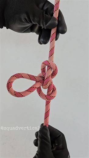 O nó borboleta serve para criar uma alça no meio da corda, isolar uma parte danificada e também pode ser utilizado para ancoragem, de forma simples ou equalizada. English: The butterfly knot is used to create a loop in the middle of the rope, isolate a damaged section, and it can also be used for anchoring, either simple or equalized. #acessoporcordas #firefighter #segurançanotrabalho