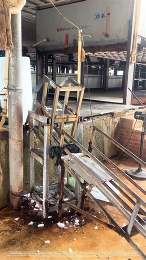Manual Ice Block Tilting Frame