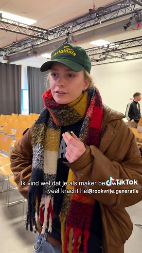 Wat voegt roken in beeld toe aan een verhaal? Als je het aan @mandywoelkens vraagt, heeft een iconische foto echt geen sigaret of vape nodig. Op het @mediacollege daagt ze de studenten uit om andere, creatievere manieren te zoeken om je verhaal te vertellen. VOOR ROOKVRIJ. Samen met Hartstichting, KWF, Longfonds Mandy Woelkens, Media College, GGD Amsterdam en vele anderen beschermen we kinderen tegen de tabaksindustrie.