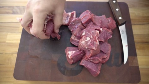 Easy red wine and garlic marinated beef skewers