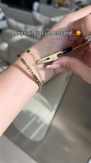 💅 Long nails aren't stopping me—they're ACCENTUATING my life. Managing Life with Long Nails: Tips and Insights. Explore how long nails can coexist with daily activities and jewelryDiscover solutions for long nail challenges! | Pickoriaqis-A