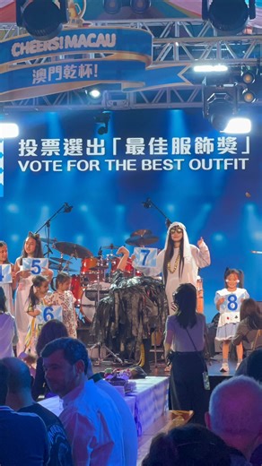 芊華🧜🏻‍♀️Cheang Chin Wa on Instagram: "/ 即興萬聖節Cosplay去啤酒節💸🍺 想不到我們那麼成功🐦 @mgm.mo @mgmdining #halloween #cosplay #鴕鳥 #中東油王"