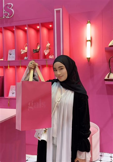 Hi Gals 💗 We sincerely apologise for the long queues and slow service at our booth. It’s our first time joining and we’re still learning while doing our best to improve. Thank you so much for your patience, understanding, and all the love since yesterday. Your support truly means the world to us 🫶🏻 We hear you, and we will continue to improvise and improve our service. Thank you Gals 💗