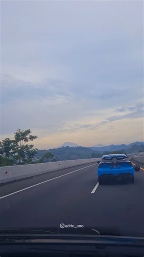 Dash Cam Owners Indonesia on Instagram: "Near miss crash gara2 ada ember jatuh. 😰 Lokasi Jalan tol transjawa Semarang_Ungaran hari ini 31 Des 2025 Sumber : @adrie_ano"