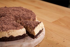 Peanut butter lovers, you should give a go to this rich and decadent Peanut Butter Fudge Pie. And it’s pretty easy to make. | YAMU TV