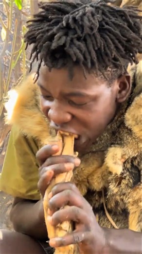 See how the Hadza eat#africa #africantribes #africadocumentary #brazil #funny #africantribes #eat