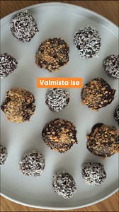 KALEV x RETSEPT Mmmmm... Trühvlid, need vastupandamatud maiused, mis sulavad suus ja viivad maitsemeeled taevalikule reisile... Aga kuidas neid ise teha? Tule Kalevi Rotermanni Maiustuste Meistrikotta õppima, kuidas imelisi trühvleid ise valmistada. Loe lähemalt siit: https://kalev.eu/maiustuste-valmistamine/#maiustuste-meistrikoda Siin sulle kohe kaks retsepti proovimiseks: Retsept 1 – Šokolaadised unelmad 🥣 Kuumuta vahukoor keemiseni, kalla šokolaaditükkidele ning sega. Seejärel tõsta paariks