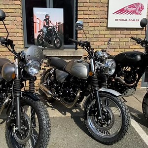 👀 Look what just arrived 👀 📞 015385005 to get yours before they’re gone! Fresh out of the crate Herald Motor Co. 125s 🤤 Herald Maverick 125 - Black Herald Classic 125 - Silver Herald Scrambler 125 - Gunmetal Grey Which would you choose? 🤔 @heraldmotorco #CafeRacer | Franklin Motors