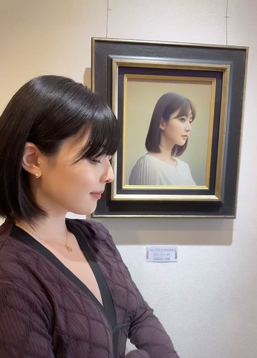 Kano on Instagram: "岡靖知さん( @oka.yasutomo )の作品と並んで撮った動画 2023年の個展にて #岡靖知 #写実画 #油彩 #絵画モデル"