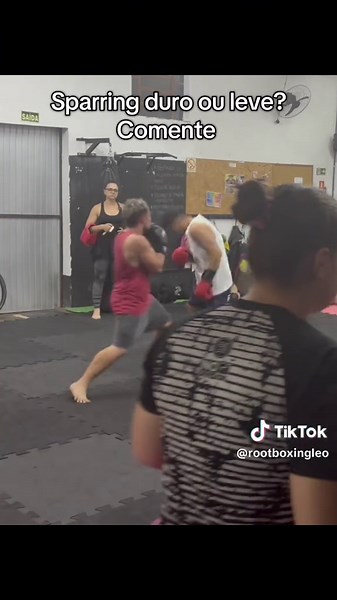 Light sparring ? Treinadora: @Laura Oliveira Deixando as brincadeiras de lado. Preciso deixar claro que a treinadora deve sempre controlar a intensidade dos sparrings de acordo com cada situação. Neste caso existe uma diferença de experiência entre os alunos então é importante saber dosar para que o objetivo do aprendizado não se perca. #boxe #boxing #lightsparring #sparring #footwork #esporte