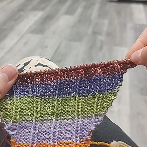 Today we scope out how the Clapotis works with no stitch markers! This is my own #clapotisFest project using sock yarn and US3's #clapotisFestKAL | Knitty