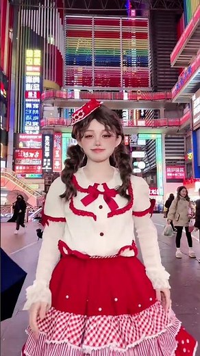 Automatically shifting gear robot doll