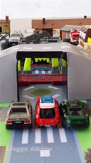 TEROWONGAN AJAIB! BIKIN MOBIL KECIL BERUBAH JADI TRUK MONSTER 😱