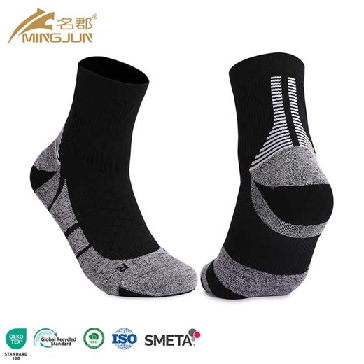 Wholesale Youth Size Coolmax Sports Crew Training Athletic Running Socks Quick Dry Custom Logo Terry Grip Dot Pattern for Autumn