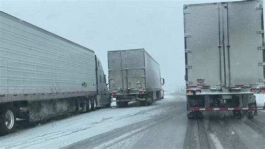 ❄️ Semi troubles on 35 Southbound in Marquisville, IA. Lots of semi trucks stuck along I-35 Southbound headed towards West Des Moines. LSC/ Matthew Smith | Live Storm Chasers