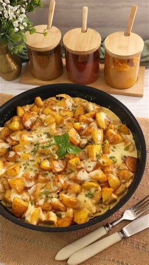 Genoveva Jabar on Instagram: "Piept de pui cu cartofi și cașcaval O combinație irezistibila de bucățele fragede de pui și cartofi rumeniți, invaluite de un sos cremos de smântână cu aroma discreta de usturoi. Ingrediente 3 bucăți piept de pui 5 cartofi coriandru boia dulce piper negru turmeric sare 2 căței de usturoi 3 linguri ulei 50 g unt 200 ml smântâna de gatit 100 g cașcaval 30 g parmezan patrunjel proaspat Mod de preparare Am taiat cartofii in cuburi mici și i-am condimentat cu un ameste