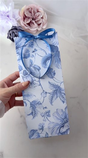 A simple gift wrapping idea for any occasion. #giftbag #giftwrapping #diycraft #giftideas
