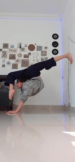 Maria the Contortionist: Flexibility Challenge