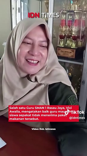 Kubu Raya, IDN Times - Di Bulan Suci Ramadan, Makan Bergizi Gratis (MBG) masih didistribusikan kepada siswa di Kalimantan Barat (Kalbar), namun menu yang disajikan adalah makanan kering untuk dimakan usai berbuka puasa. Di Kabupaten Kubu Raya, Kalbar, ratusan siswa menolak MBG karena dirasa kurang bergizi dan mengembalikan paket MBG tersebut kepada SPPG. Reporter: Tri Purnawati Video Editor: Alya #IDNTimes #idntimesnews #MBG #kalbar #idntimes_nai