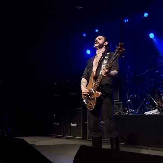 Motörhead playing “Ace of Spades” live in Düsseldorf in 2004 is exactly what rock and roll is supposed to feel like: loud, filthy, fast, and completely unstoppable. Lemmy didn’t perform songs as much as he detonated them.