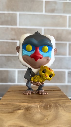 FunCA - Funko on Instagram: "Sim! 🦁✨ No primeiro filme de O Rei Leão (1994), o Simba é erguido por Rafiki logo na cena de abertura. Aqui vão curiosidades especiais sobre esse momento icônico: 🌅 Curiosidades da cena do Simba erguido por Rafiki 1. Cena símbolo da Disney Essa cena se tornou uma das mais reconhecidas da história da animação, representando o Ciclo da Vida. 2. Inspirada em rituais reais Os animadores se inspiraram em rituais africanos de apresentação de recém-nascidos, onde o bebê é