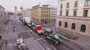 Fast 100 Meter lang, fünf Meter hoch, 530 Tonnen schwer - das ist der Transport, der eine neue Turbine ins Heizkraftwerk München Süd bringt. Die schwierigste Etappe steht nun an: Mitten durch die Innenstadt. Die Ausmaße bringen die Straßen an ihre Grenzen. #watch | Abenteuer Leben
