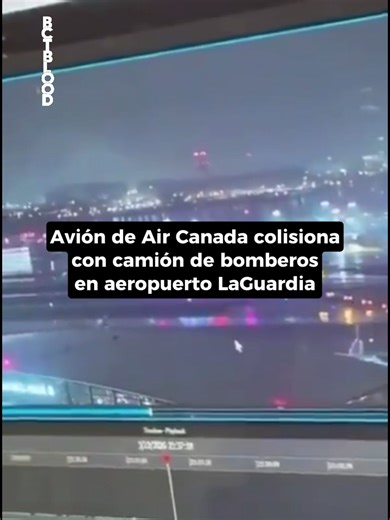 Cámaras de seguridad captaron el momento exacto en que el vuelo AC8646 de Air Canada Express, un Bombardier CRJ-900, colisionó contra un camión de bomberos de la Autoridad Portuaria en el Aeropuerto LaGuardia de Nueva York. El incidente ocurrió la noche de ayer mientras la aeronave realizaba maniobras en la pista. Hasta el momento, las autoridades aeroportuarias no han reportado personas lesionadas de gravedad tras el impacto. Equipos de emergencia acudieron de inmediato al lugar para evaluar lo