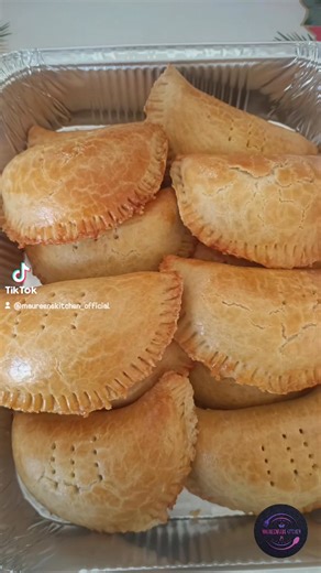 Christmas is sweeter with snacks ✨ Freshly made Christmas snacks available — perfect for sharing, gifting, and chilling with family ❤️ Order now! #tastyandyummmy #maureenfabskitchen #foodvendorinathens #ordernow #FoodieVibes #xmasgifts | Maureen's Kitchen | Facebook