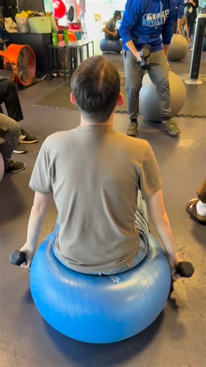 So proud of how my students are crushing their workouts lately! 💪 But make no mistake this is far more than just a workout. Each stretch of an arm, bend of an elbow, or coordinated step is a motor-coaching moment. For our crew, every movement builds a bridge between the brain and body 🧠➡️💪 The community vibe in these sessions is incredible. Everyone cheers each other on, celebrates progress, and knows that success looks different for every body and that’s the beauty of it. ✨ These exercises r