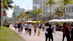 Health experts urge caution as spring break crowds gather | CNN