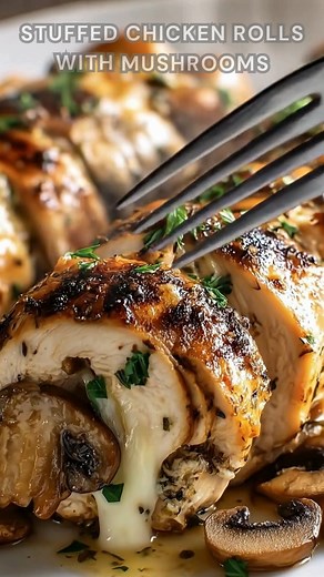 Chicken rolled with buttery mushrooms and melted cheese. Sear until golden, then cook gently until tender and juicy. Slice and serve warm with pan juices cheesy, garlicky, and full of cozy flavor. 🍗🍄🧀 Ingredients ➤ 2 large chicken escalopes, thin ➤ 200 g fresh mushrooms (Paris or cremini), sliced ➤ 100 g melting cheese (Emmental, Comté, mozzarella, or cheddar), grated or sliced ➤ 1 clove garlic, chopped ➤ 1 tbsp butter ➤ Fine salt and black pepper, to taste ➤ Olive oil, for cooking FULLL Reci