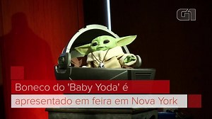 Boneco do Baby Yoda emite sons e faz movimentos como os do personagem da série da Disney